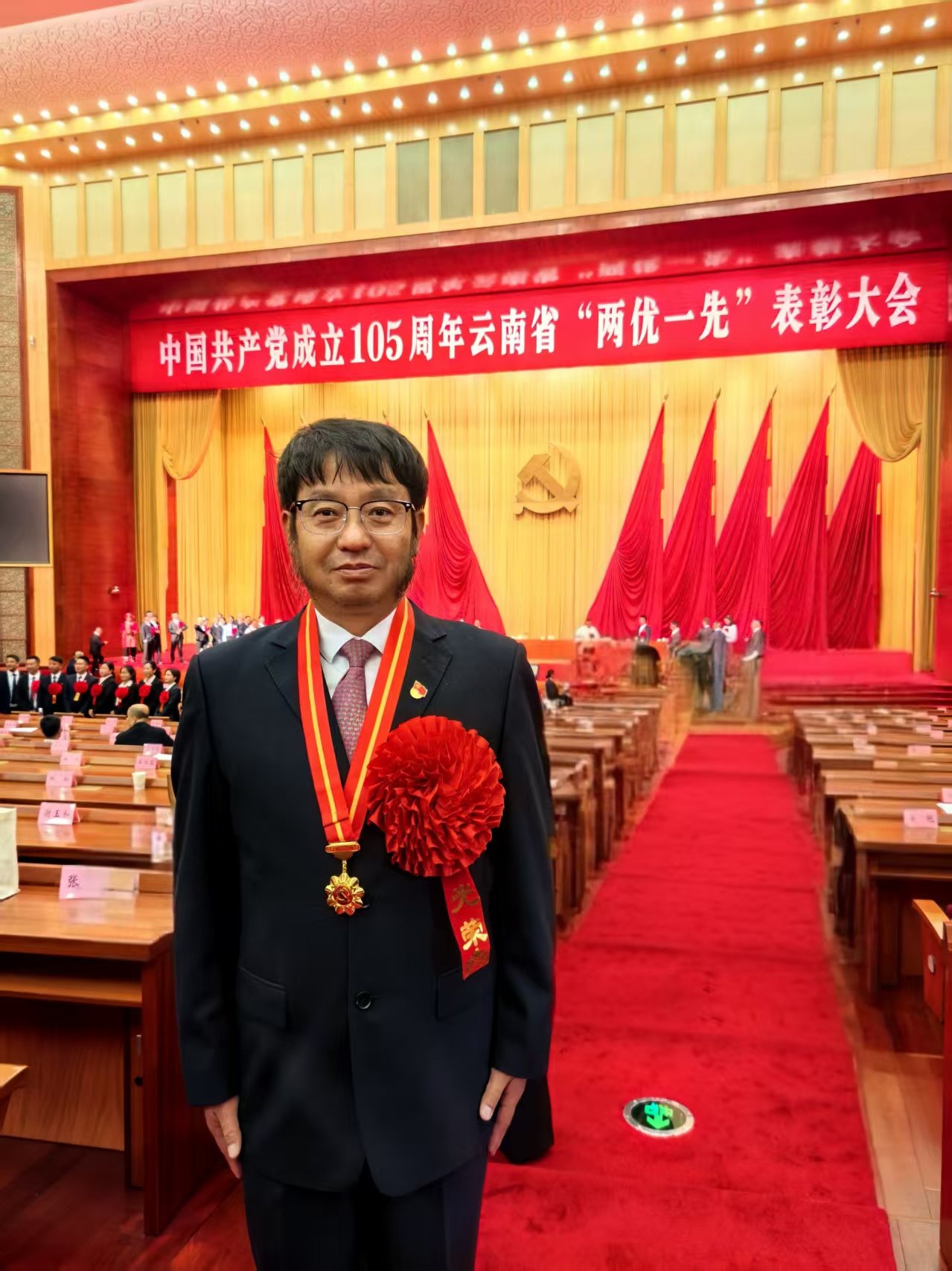 中央军委主席习近平为“七一勋章”获得